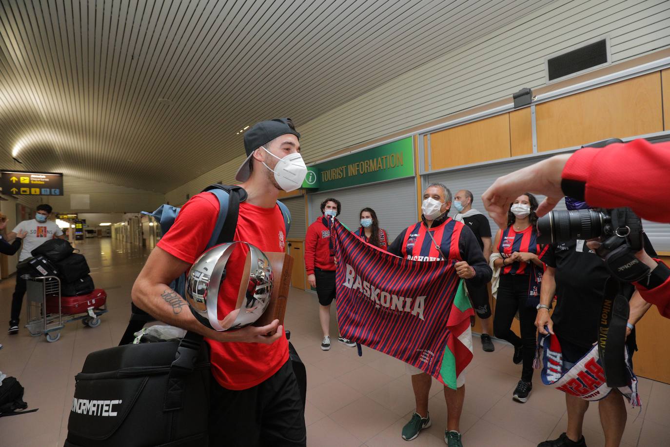 La expedición baskonista ha llegado de madrugada al aeropuerto de Foronda.