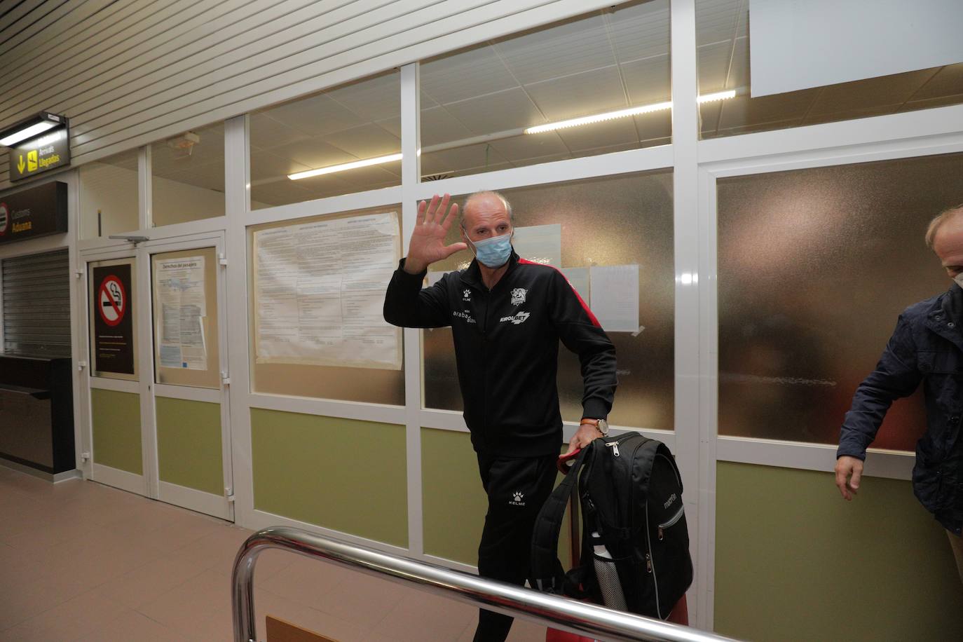 La expedición baskonista ha llegado de madrugada al aeropuerto de Foronda.