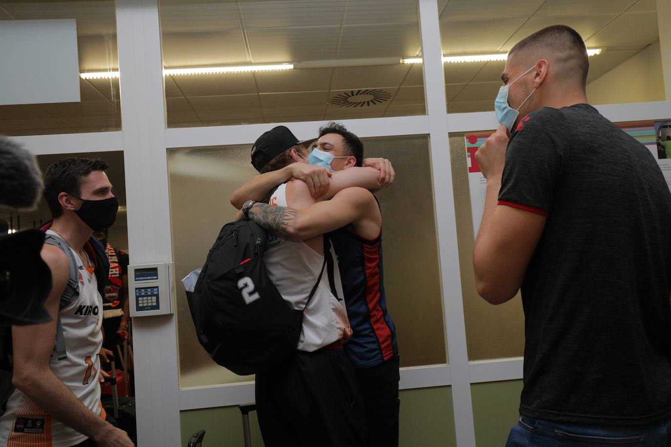 La expedición baskonista ha llegado de madrugada al aeropuerto de Foronda.