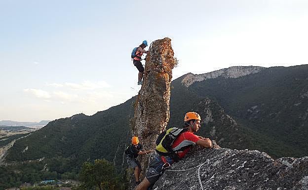 Imagen principal - Un día de aventura y montaña en Sobrón y Valderejo