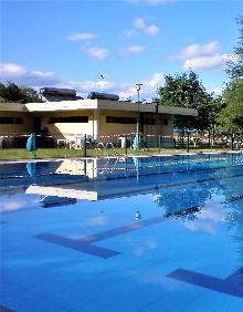 Imagen secundaria 2 - El espacio de Aventura Sobrón ofrece planes para disfrutar de varias maneras del entorno del Parque Natural de Valderejo. 