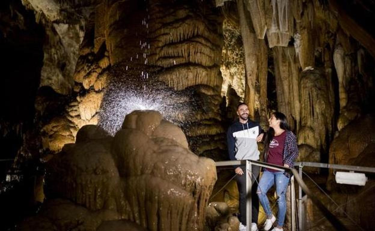 Dos visitantes en la cueva de Pozalagua. 