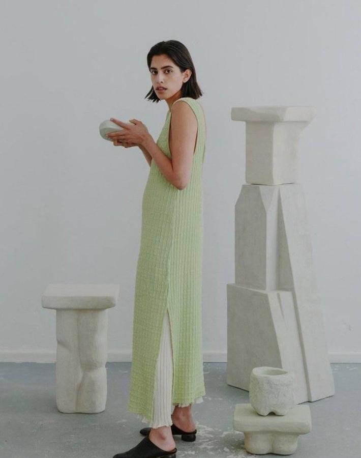 Top verde fino fabricado con una mezcla de lino y algodón. Cuenta con un cuello simulado sin costuras. El cuerpo es ajustado y tiene una manga corta cuadrada. Costaba 179 euros y ahora lo puedes encontrar por 125 euros en la tienda bilbaína Divina Martina, situada en la calle Doctor Atxukarro.