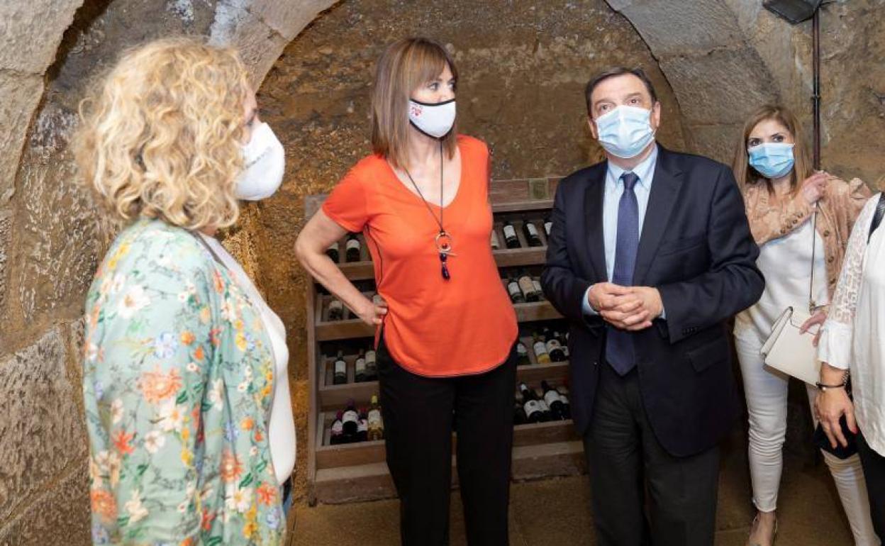 Idoia Mendia junto al ministro Luis Planas, durante su visita de hoy a Laguardia. 