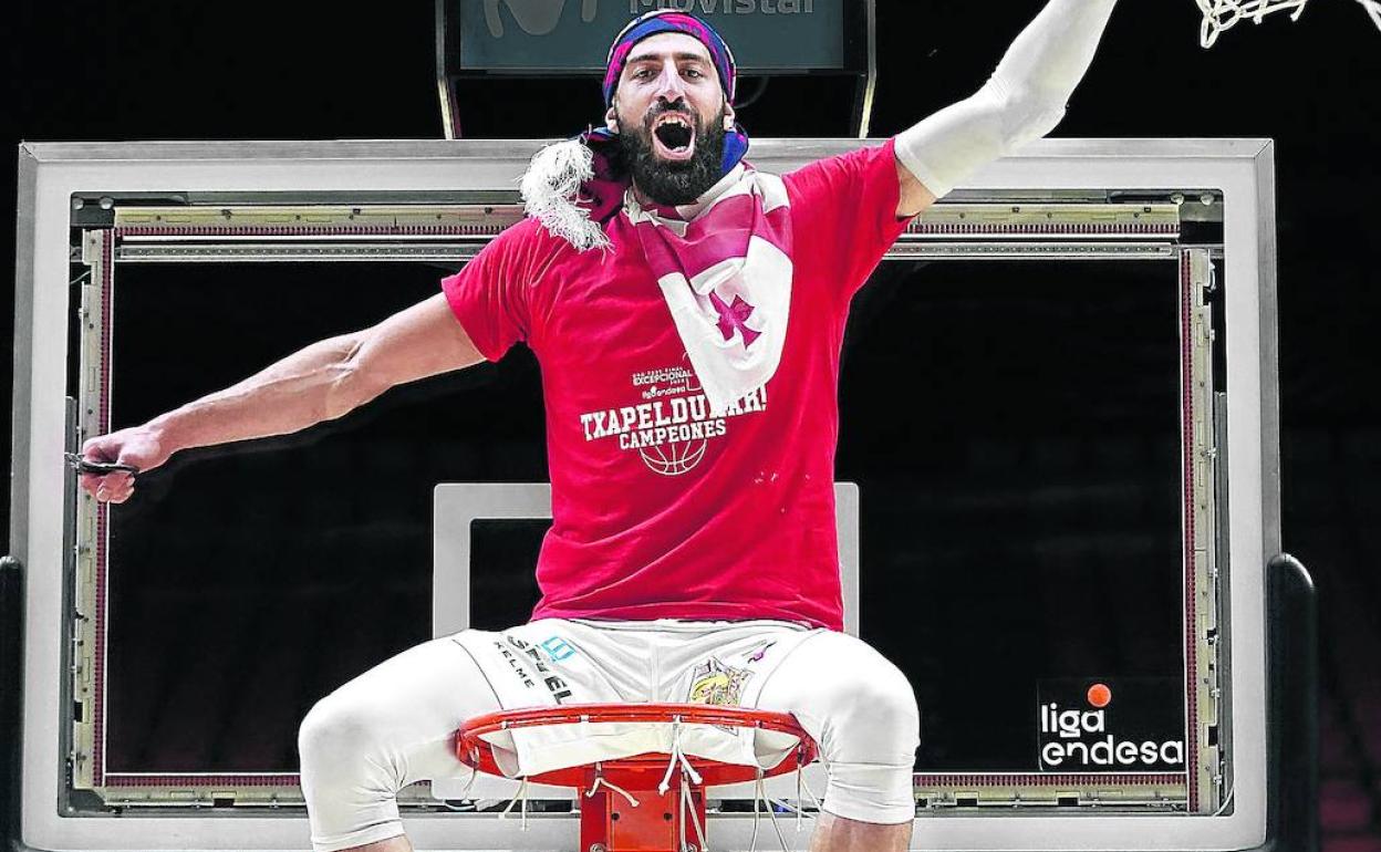 Shengelia celebró el título cortando las redes sentado sobre el aro como en su día hizo Prigioni