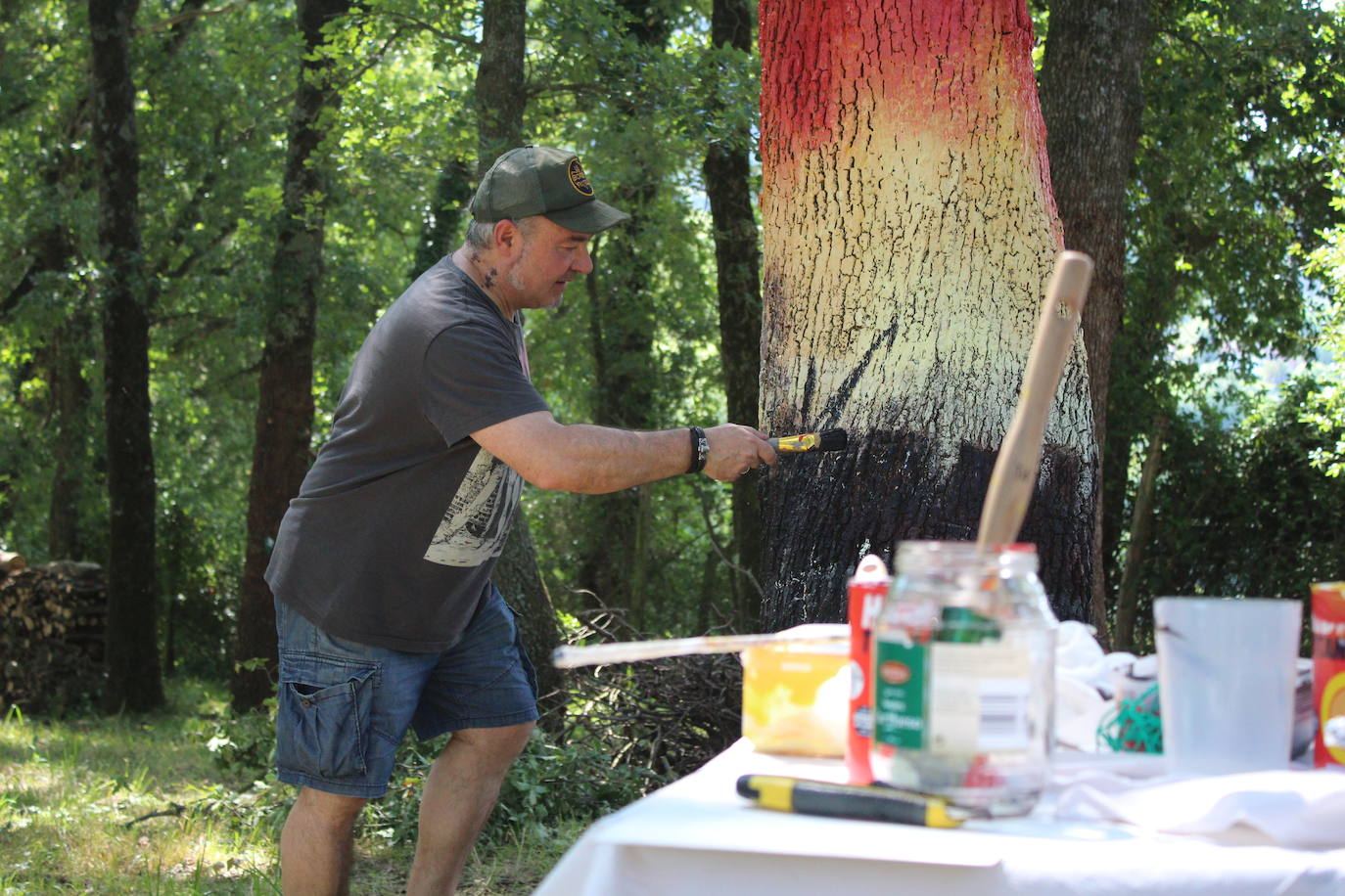 Imagen - No se pintará toda la circunferencia del árbol ni más allá de donde llegue el artista de pie