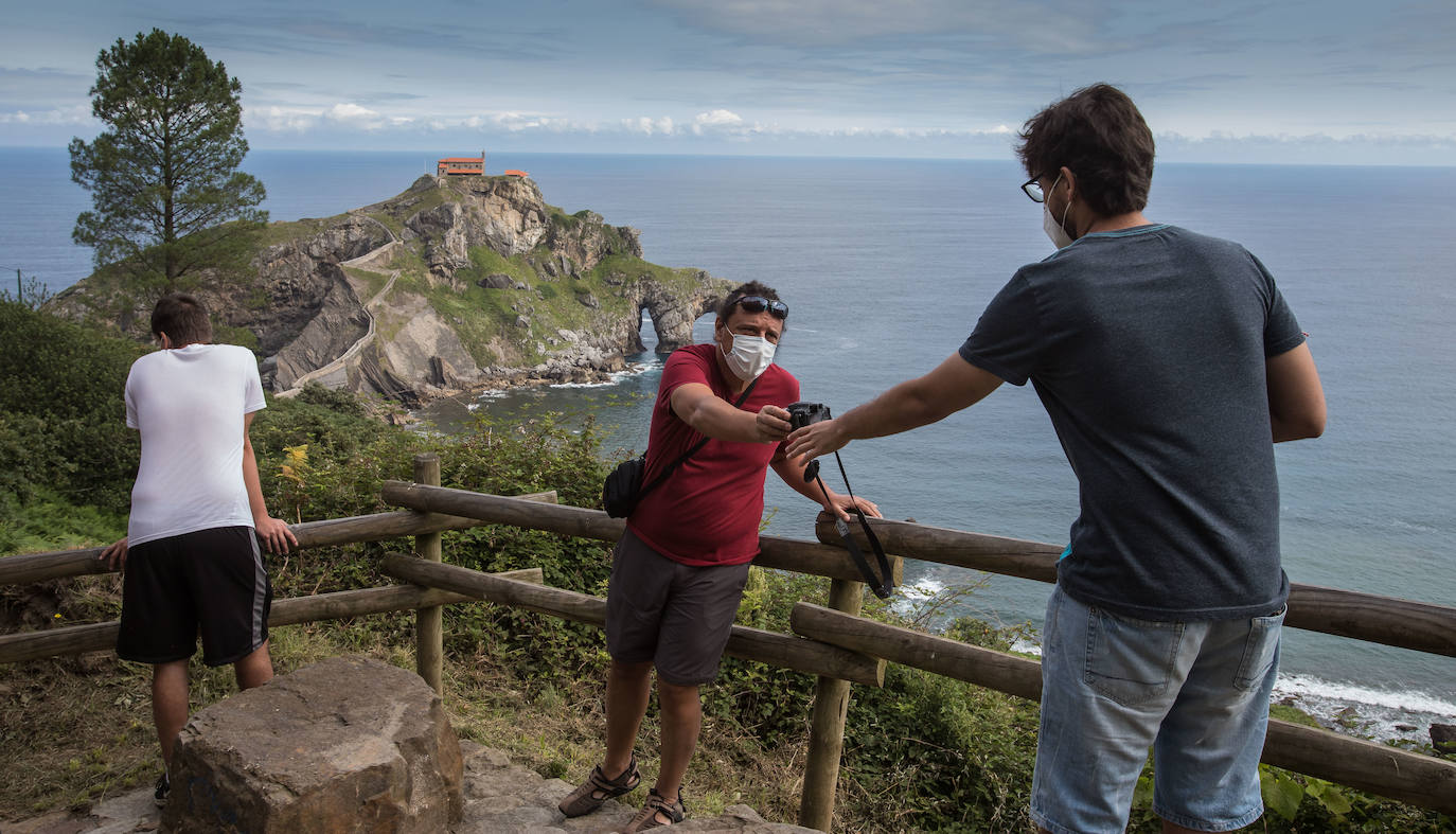 Fotos: Así ha sido la vuelta de los visitantes a San Juan de Gaztelugatxe