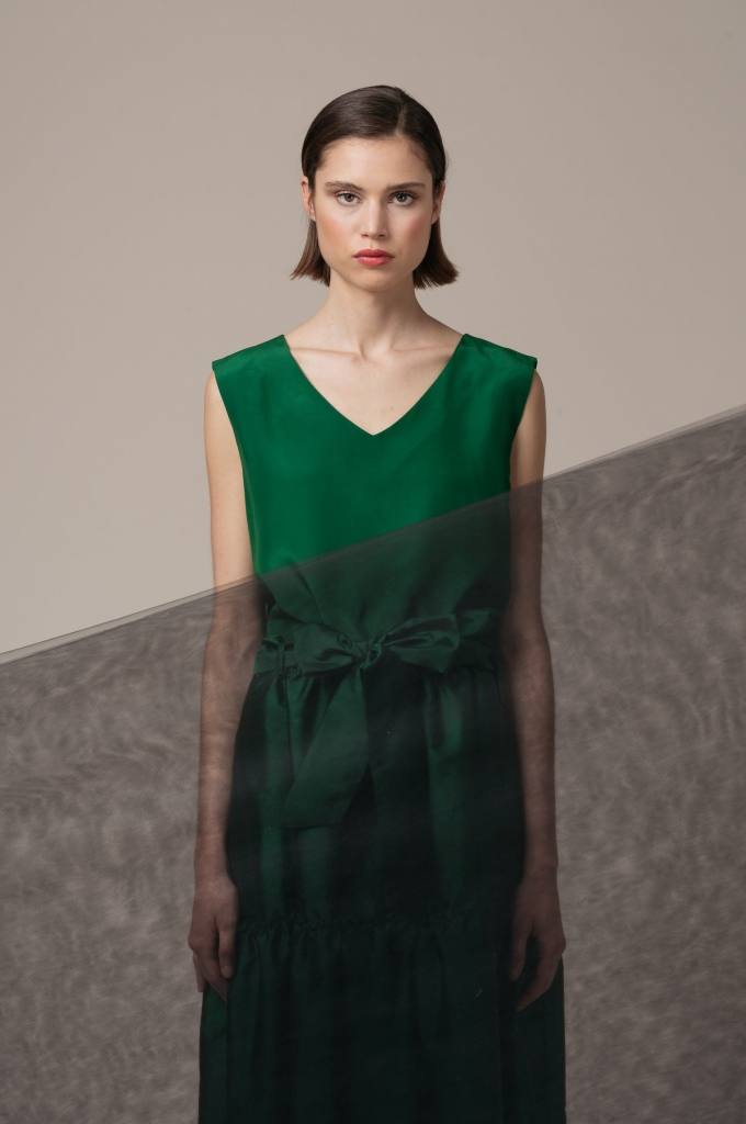 Conjunto verde compuesto por top y falda de volantes de la firma vasca Minimil. El cuerpo con escote en forma de pico costaba 189 euros y ahora está disponible por 113,40 euros en su tienda de Alameda Rekalde. 