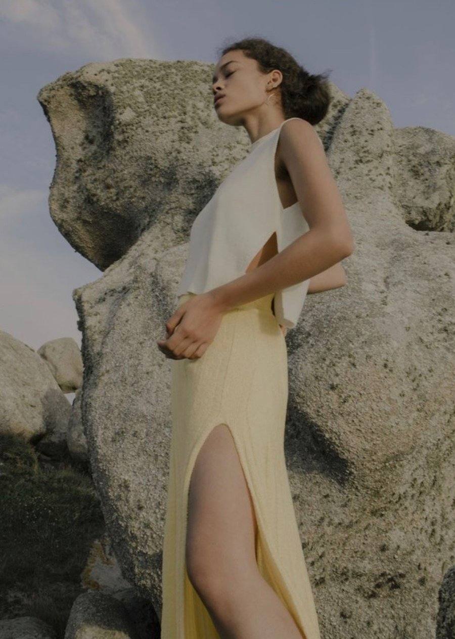 Falda amarilla acampanada fabricada en algodón e hilo de chenilla. La cintura es elástica y presenta unas aperturas laterales. Su precio ha bajado desde los 199 euros hasta los 139 euros. La puedes encontrar en la tienda bilbaína Divina Martina, situada en la calle Doctor Atxukarro.