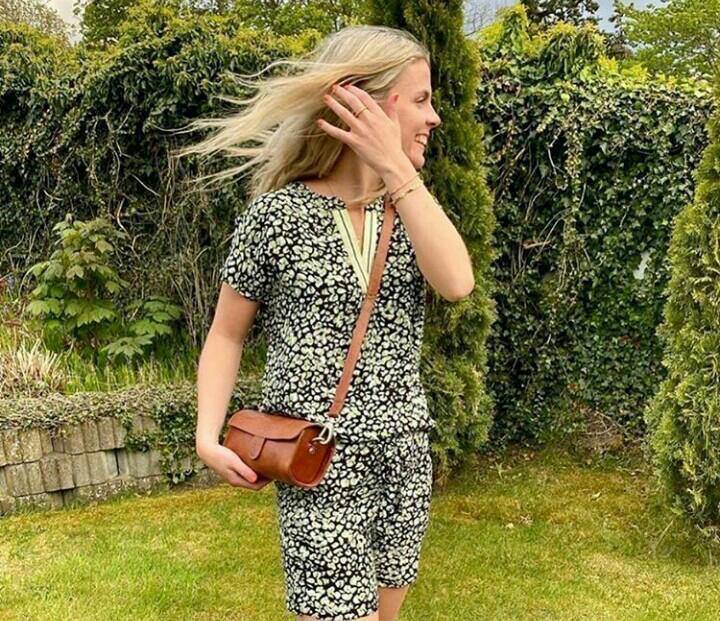 Conjunto negro con flores verdes compuesto por un pantalón (45,99 euros) y un top (45,99 euros) de la tienda bilbaína García, situada en la calle General Concha. Ambas prendas tienen una rebaja del 30% a aplicar. 