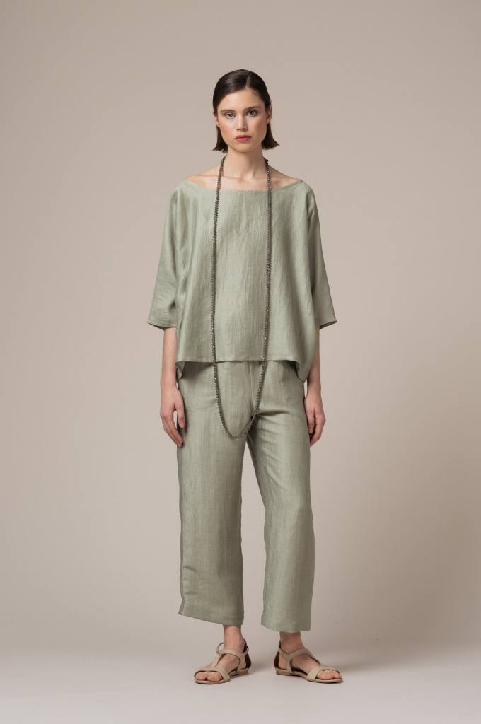 Conjunto verde de lino satinado de la firma vasca Minimil. El pantalón costaba 169 euros, que ahora se queda en 100,80 euros; el top baja su precio desde 180 euros hasta los 129,50 euros. Puedes encontrar el look completo en su tienda bilbaína, situada en Alameda Recalde. 