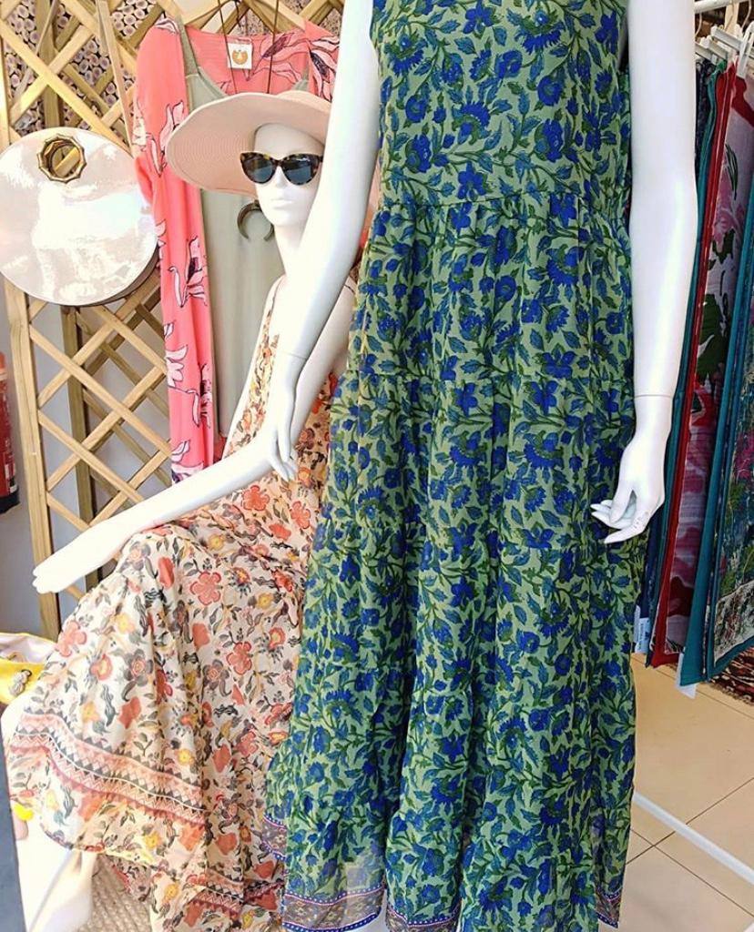 Vestidos largos con estampado floral, disponibles en la Tienda de Berta, situada en la calle Andrés Larrazabal de Las Arenas. Tienen un descuento del 25%.