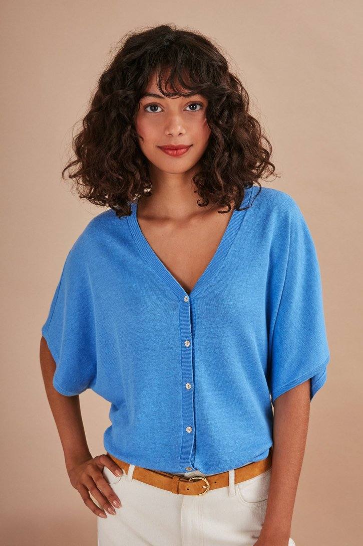 Jersey de punto fino azul cielo de la firma 'Des petits hauts'. Compuesto por una mezcla de lino. Costaba 129 euros y ahora lo tienes disponible por 90,50 euros en la tienda bilbaína N32, situada en la calle Ledesma. 