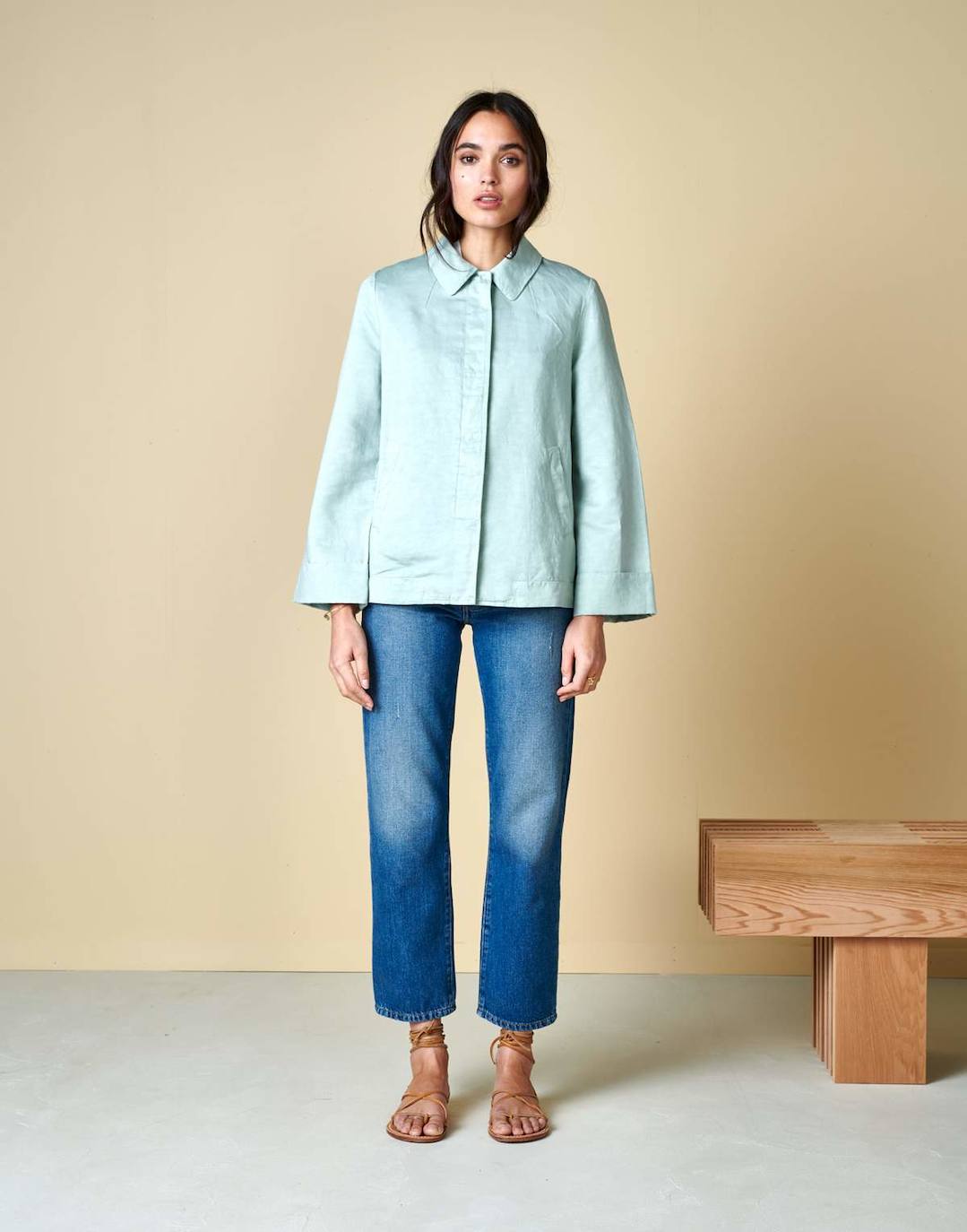 Cazadora azul de la firma 'Bellerose'. Fabricada en lino y algodón. Costaba 239 euros y ahora la puedes encontrar por 167,50 euros en la tienda bilbaína N32, situada en la calle Ledesma.