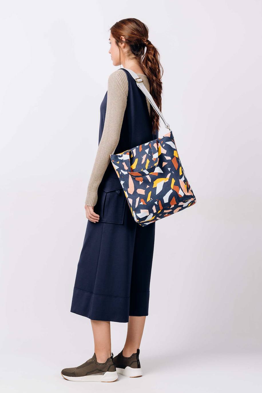 Bolso fabricado en algodón orgánico con un estampado colorido de la firma vizcaína SKFK. Costaba 79,97 euros y ahora lo puedes encontrar por 51,97 euros en sus tiendas de Bilbao, situadas en la calle del Víctor y en Máximo Aguirre. 