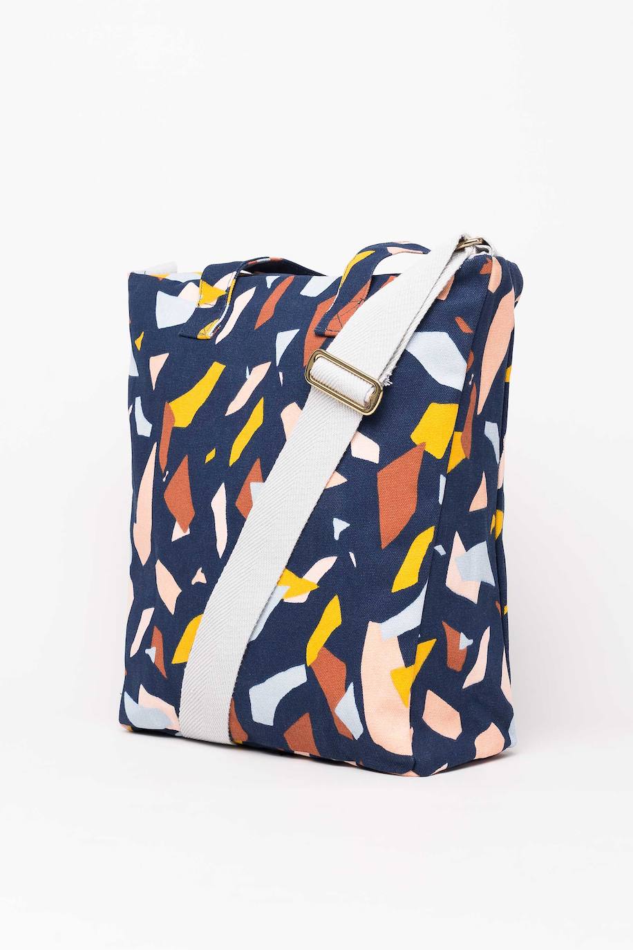 Bolso fabricado en algodón orgánico con un estampado colorido de la firma vizcaína SKFK. Costaba 79,97 euros y ahora lo puedes encontrar por 51,97 euros en sus tiendas de Bilbao, situadas en la calle del Víctor y en Máximo Aguirre. 