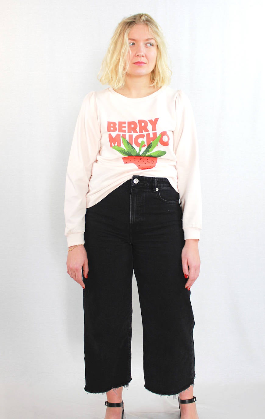 Jersey lurex en color naranja y cuello pico de la firma española Compañía Fantástica. Costaba 42,95 euros y ahora la puedes adquirir por 34,95 euros en la tienda bilbaína Uoma, situada en Rodriguez Arias. 