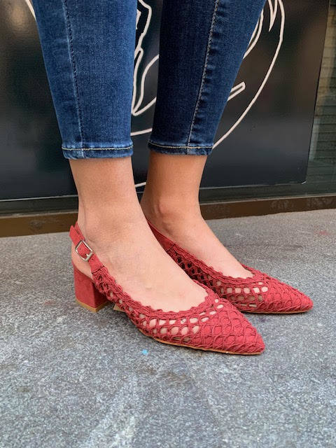 Zapatos de tacón rojos de la tienda bilbaína 'Plutón Ya No Es Un Planeta', ubicada en el Casco Viejo. Costaban 36 euros, ahora los puedes adquirir por 27,00 euros.