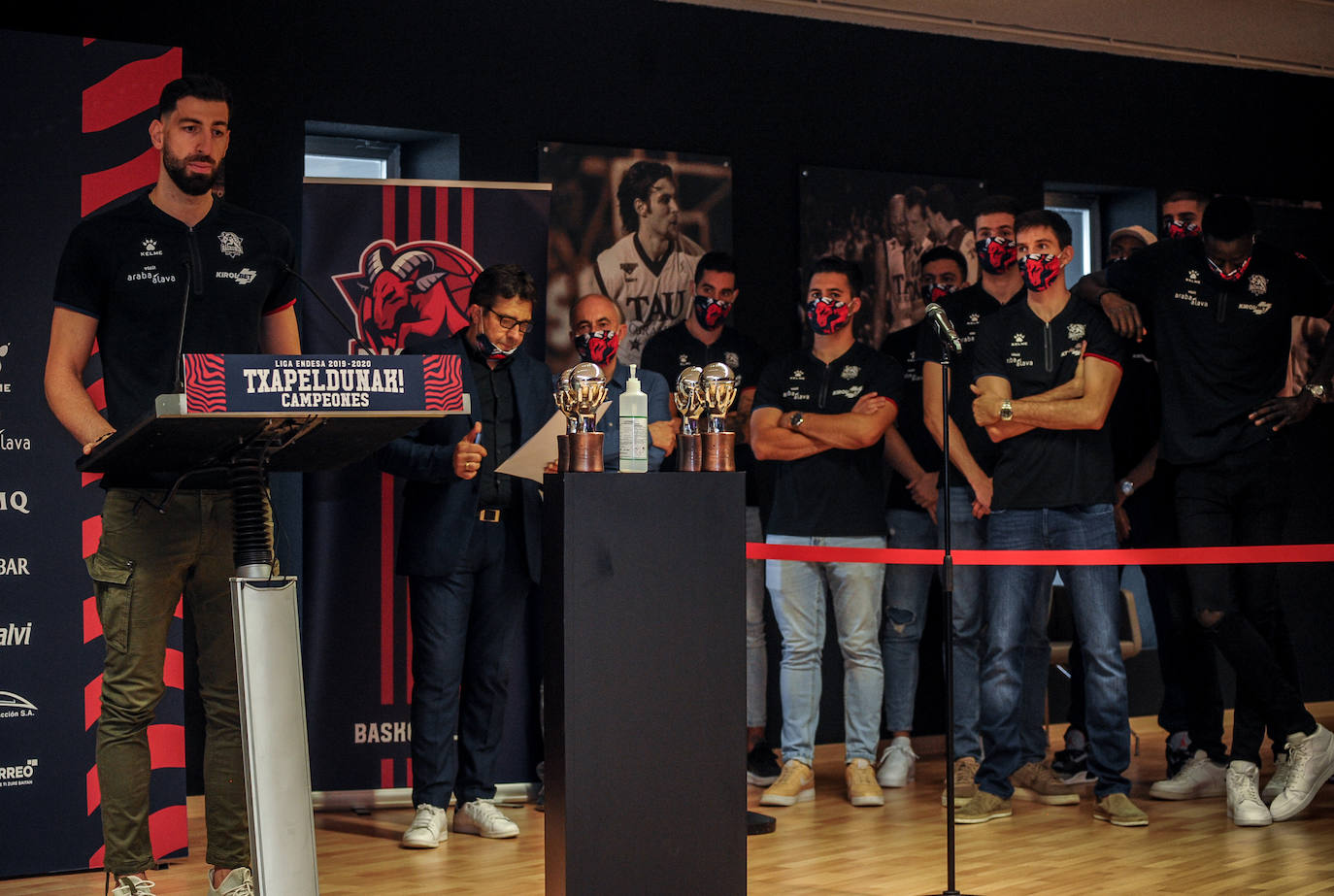 Fotos: Recibimiento de las instituciones al Baskonia