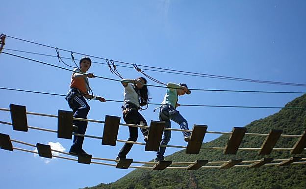 Imagen principal - El espacio de Aventura Sobrón ofrece planes para disfrutar de varias maneras del entorno del Parque Natural de Valderejo. 