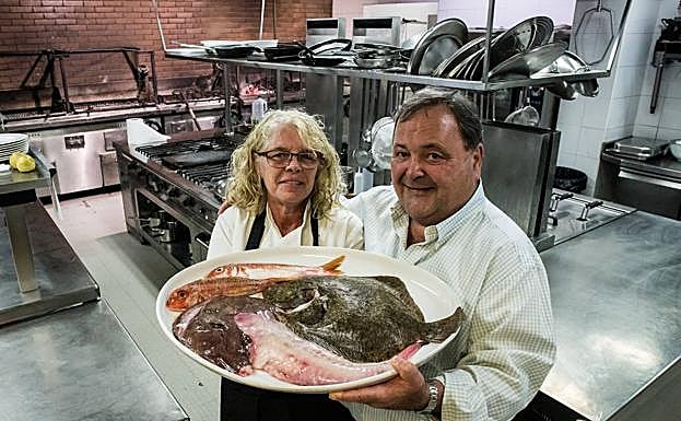 Mikel Bustinza y Jayne Hardcastle, con una bandeja de pescado. 