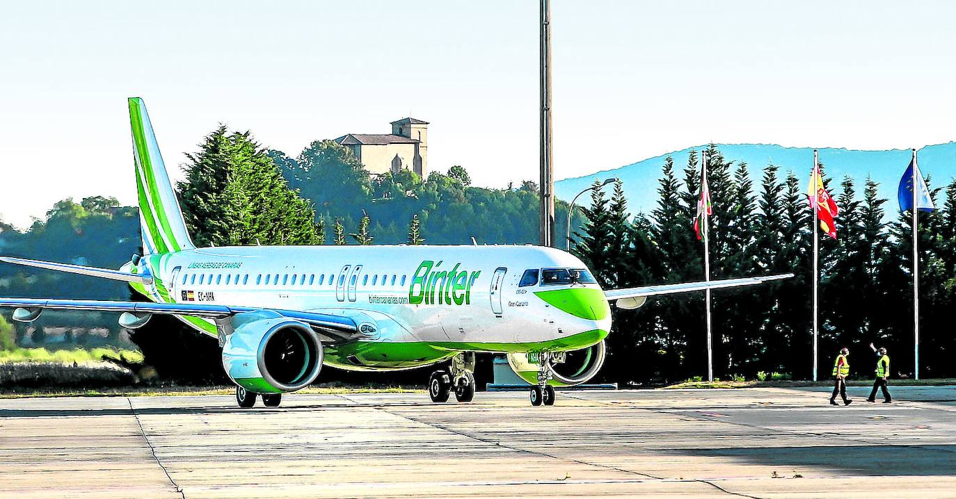 La aeronave de Binter, con la iglesia de Estarrona al fondo. 