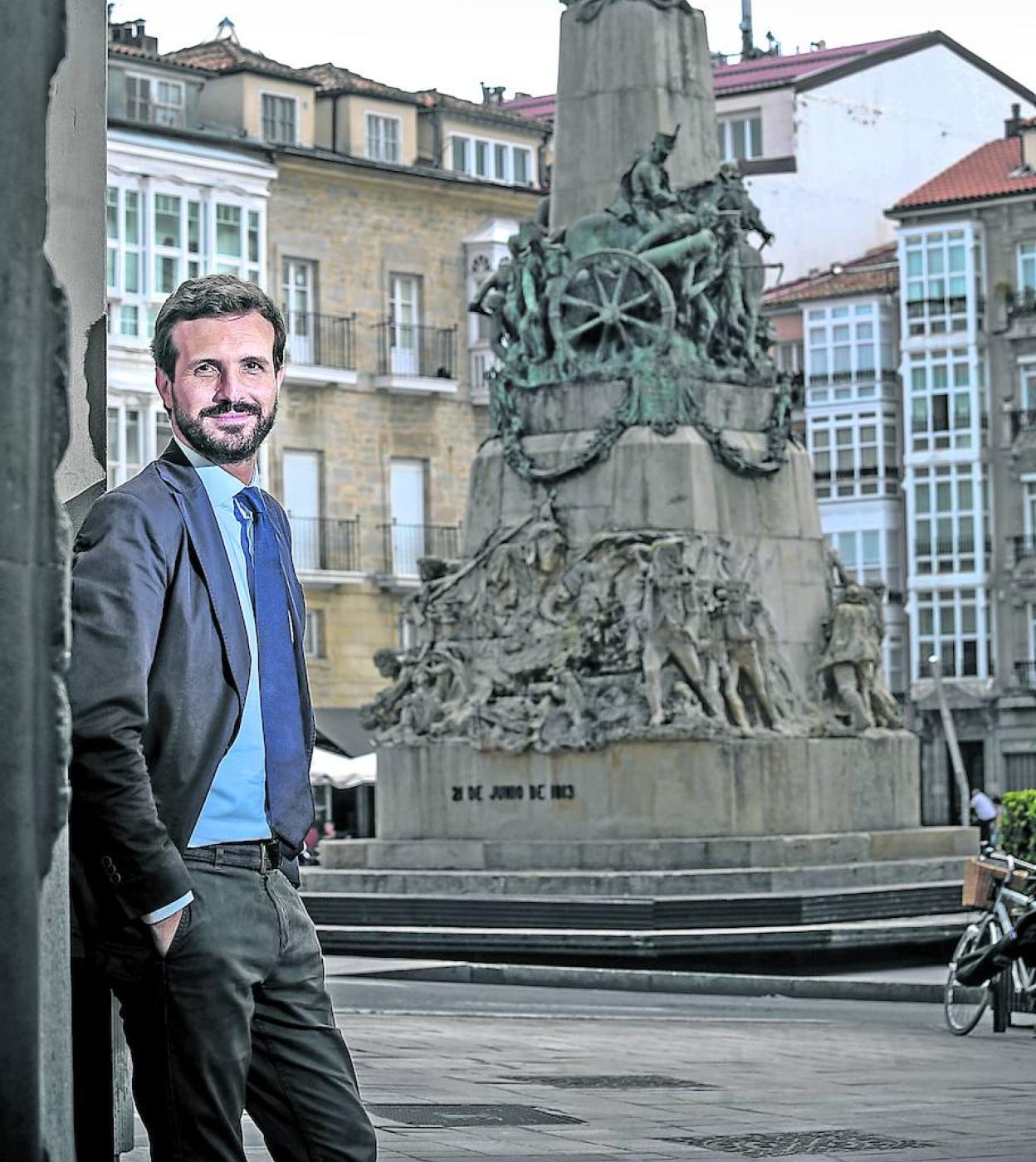 El líder del PP, Pablo Casado, ayer en la Plaza de la Virgen Blanca de Vitoria.