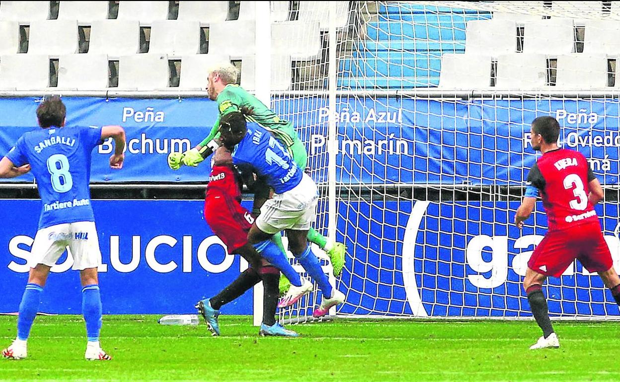 Limones es el último miembro de la plantilla del Mirandés en caer lesionado tras un encontronazo con Ibra durante el partido ante el Oviedo.