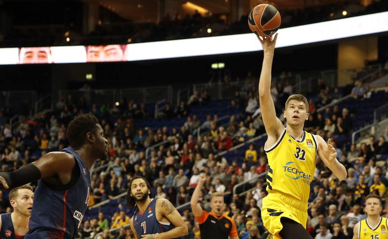 Giedraitis intenta una canasta en un duelo ante el Baskonia de esta temporada. 