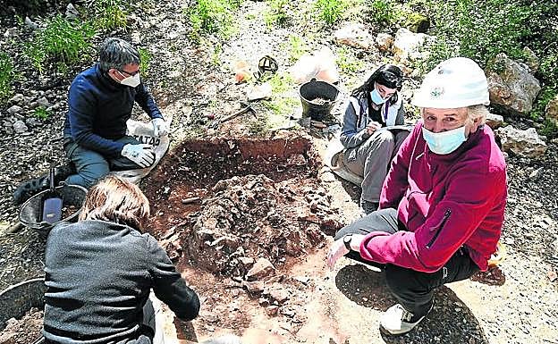 Arsuaga y su equipo, excavando en el exterior de Cueva Mayor.