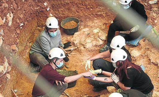 Un grupo de investigadores trabaja en Gran Dolina. 