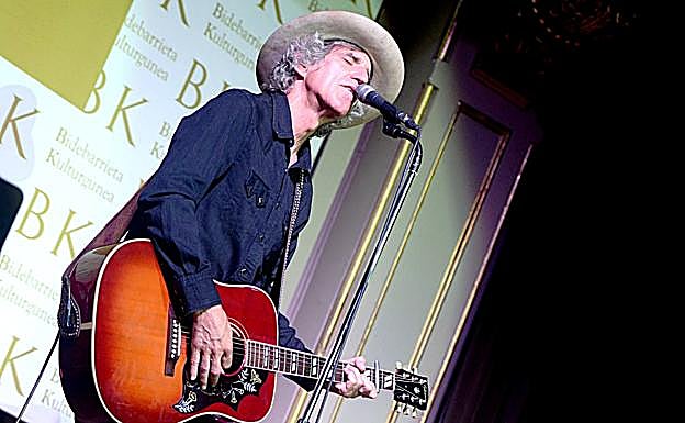 El hombre delgado con su guitarra Gibson.