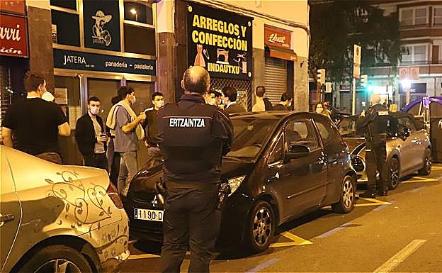 La Ertzaintza patrulla por Pozas y alerta por megafonía de que hay que usar mascarilla o distanciarse