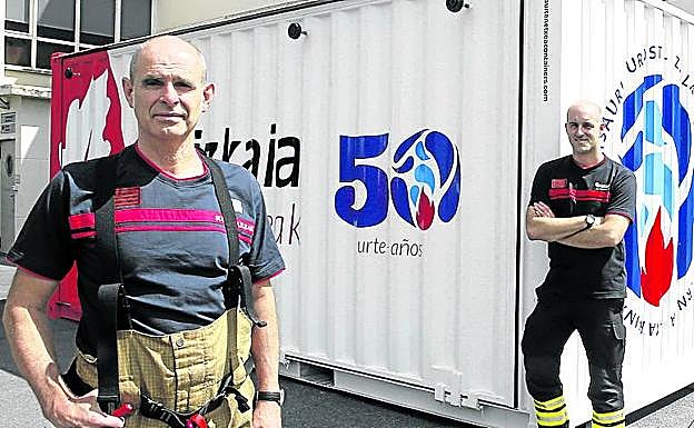 Dos generaciones. Javier Elorza lleva 37 años como bombero; Juan Atxutegi es oficial desde el año pasado.
