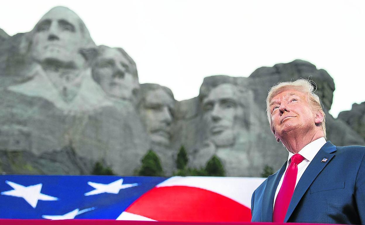 El presidente estadounidense, Donald Trump, a su llegada ayer a Monte Rushmore, en Dakota del Sur, donde dio un discurso con motivo de la festividad del 4 de julio.