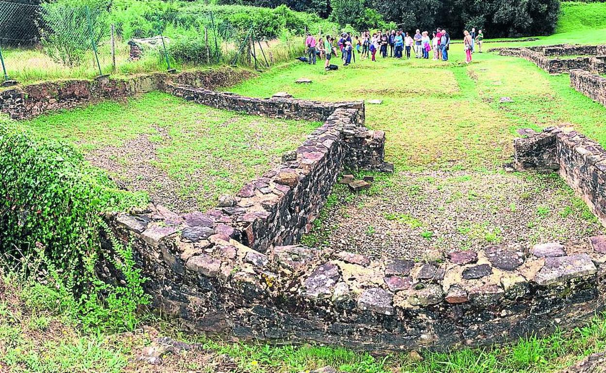 Forua. Un grupo visita el poblado romano en una edición anterior de los 'Itinerarios históricos'.
