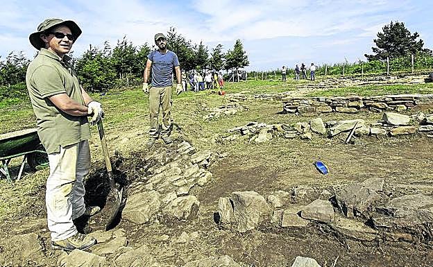 Trib isburu. Los arqueólogos Juanjo Cepeda y Carlos Cortés, durante unas excavaciones. 
