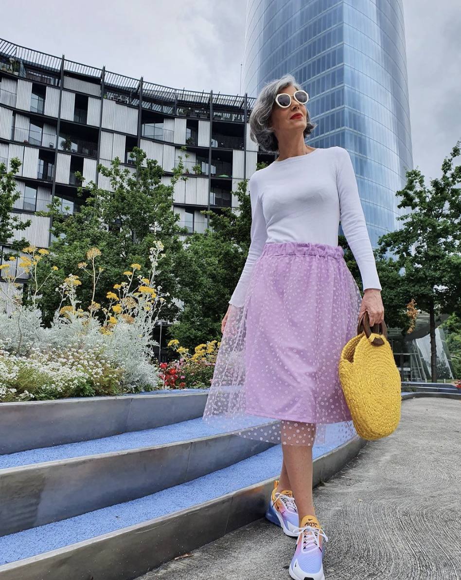 Una falda de tul lila y un bolso de rafia amarillo dan color a este nuevo look de Carmen. Ahora entendemos por qué esta vizcaína es el arcoiris de Instagram. "Creo que las tonalidades alegres me gustan tanto por deformación profesional: soy Licenciada en Bellas Artes y el color me obsesiona en todo lo que me rodea, incluida la moda", comenta.