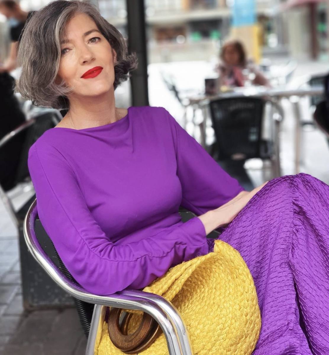 De una falda lila a un vestido largo morado que combina con su inseparable bolso redondo de rafia amarillo. Aquel día, también optó por pintarse los labios rojos. 