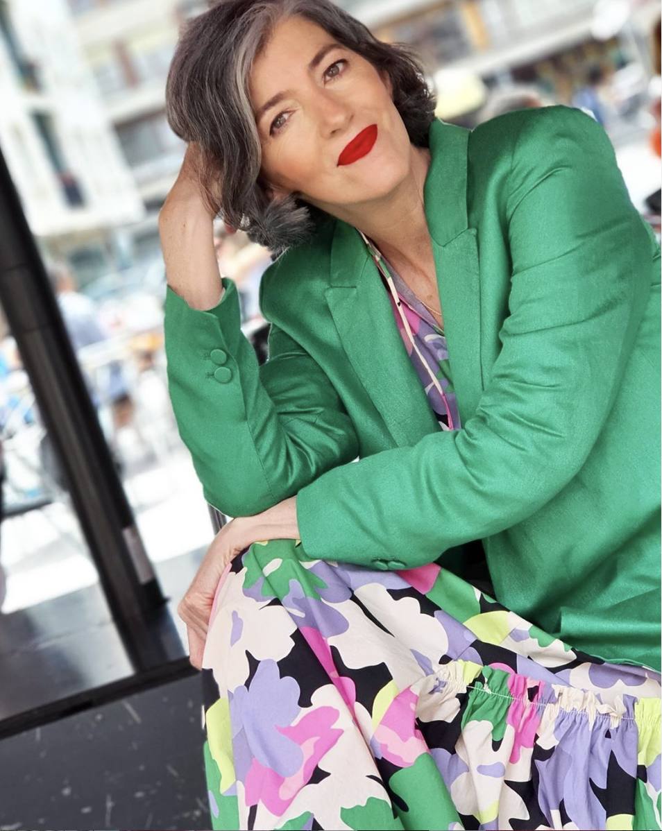 Un juego cromático que no desentona en absoluto con un arriesgado blazer verde.