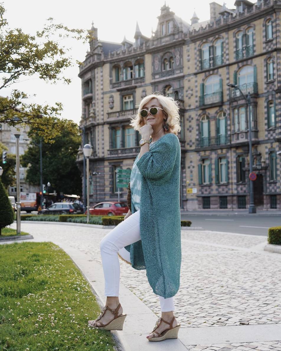 En temporada estival, Leonor opta por combinar en sus looks unos colores muy veraniegos. Así lo demuestra en esta imagen. Luce unos pantalones blancos, una camiseta y un cárdigan largo azul. Además, apuesta por unas sandalias de esparto, infalible para esta época.
