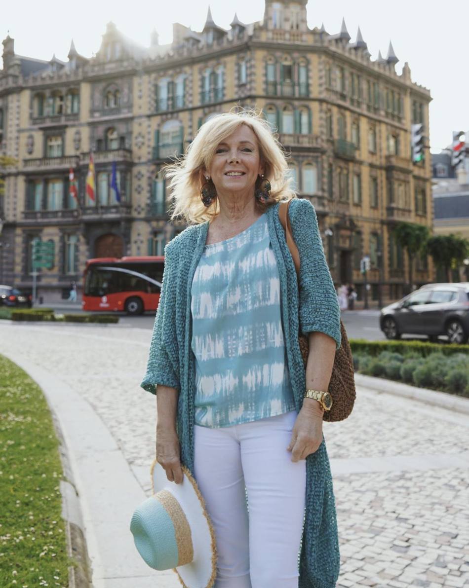 No escatiman en detalles. También lleva un sombrero acorde al resto del look.