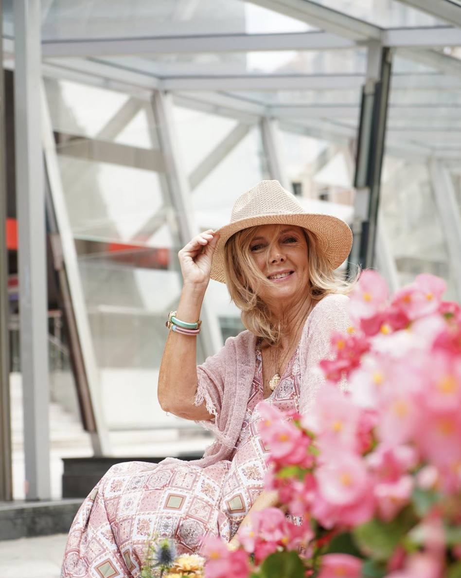 No es ningún secreto que el rosa pastel favorece, sobre todo, a las mujeres rubias. Además, resalta el bronceado, y Leonor reafirma ambas premisas en esta imagen, donde combina un vestido largo estampado con una fresca chaquetita del mismo color. 