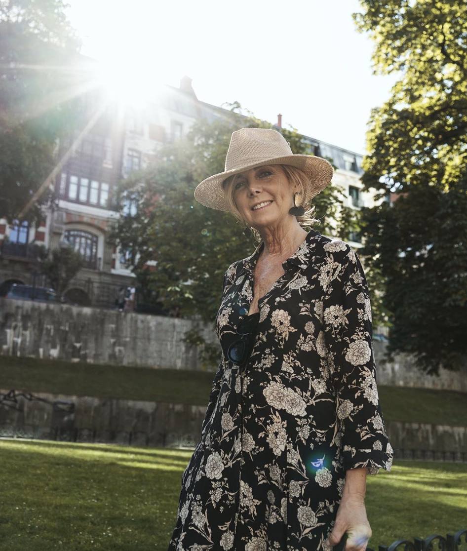 También se atreve con los vestidos oscuros, siempre que tengan un estampado floral. El sombrero de mimbre le da un toque de distinción. 