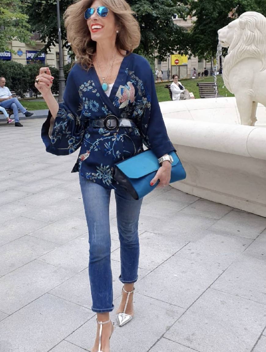 Sin bajarse de los zapatos de tacón, esta vez en un tono metalizado, se pone los vaqueros y los combina con un kimono azulón con estampado floral. 