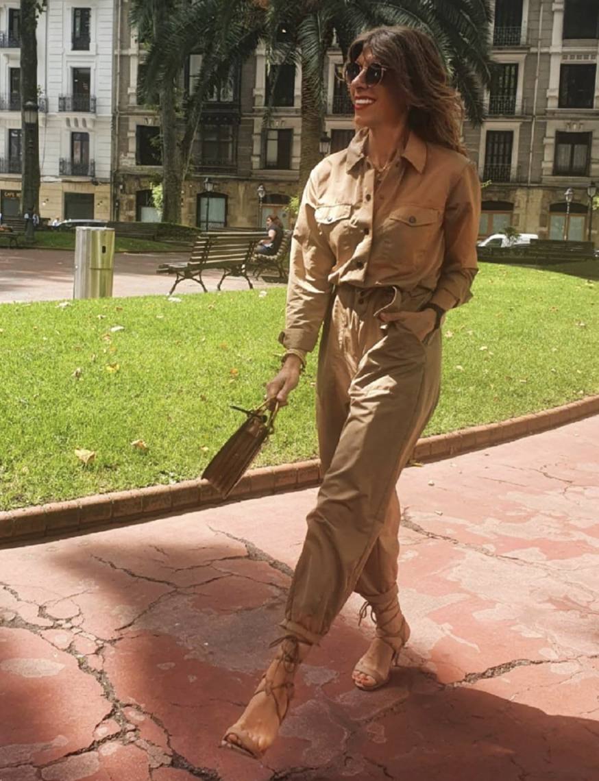 Y alarga su silueta con un mono marrón y unas sandalias de tacón. 