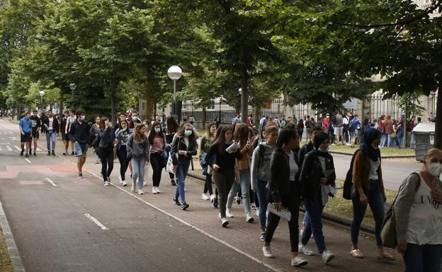 Los estudiantes, agrupados en fila india, aguardan el inicio de las pruebas.