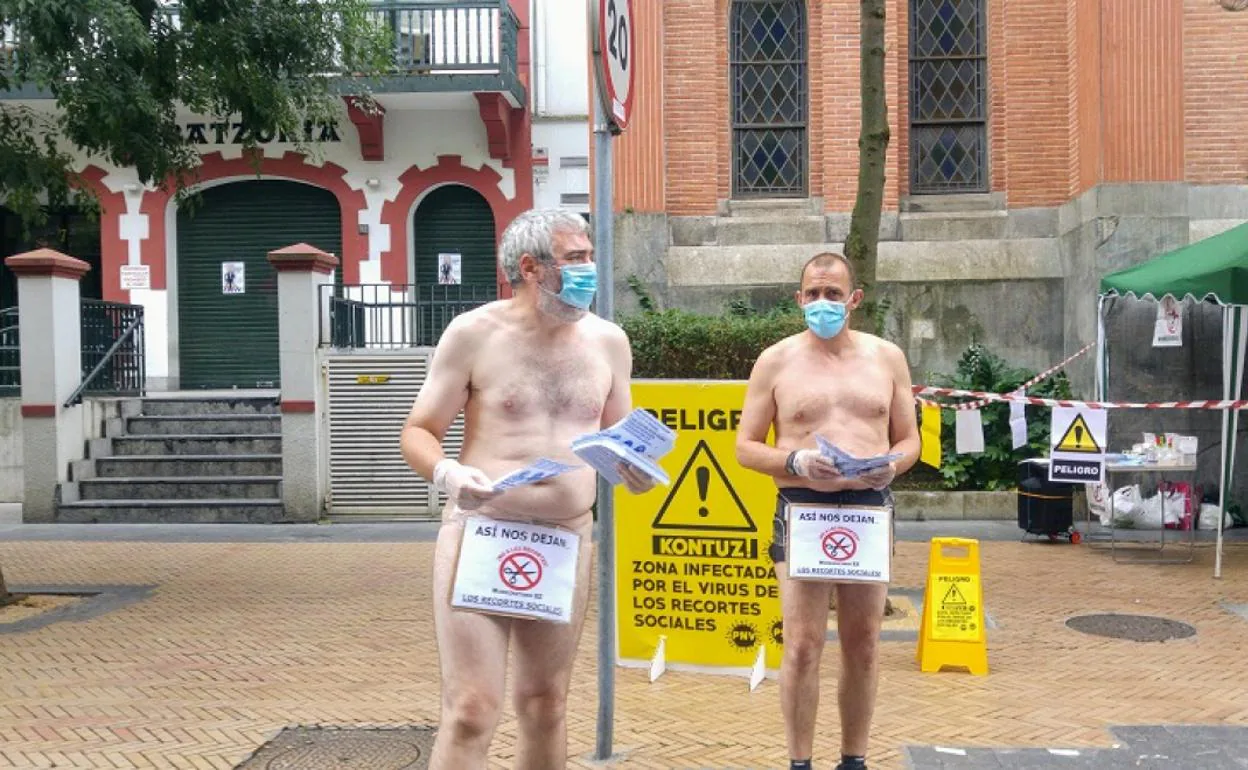 Protestan desnudos en Barakaldo para denunciar los recortes a las familias  en riesgo de pobreza | El Correo