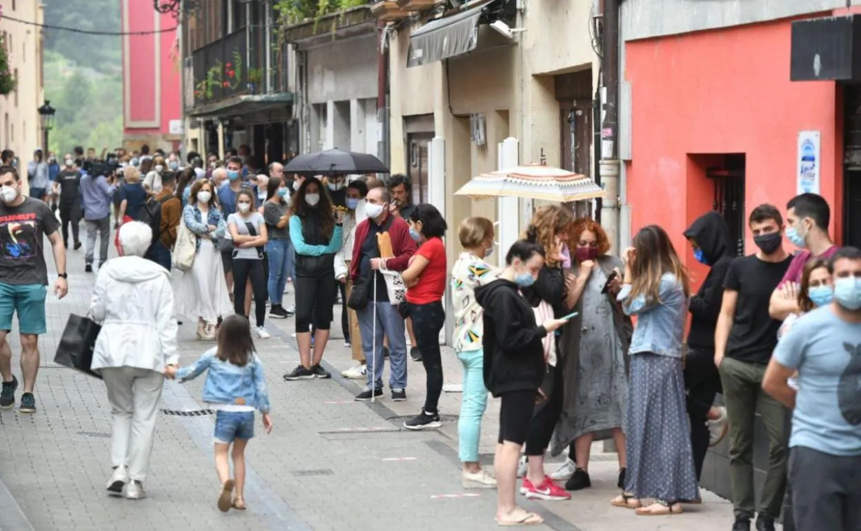 Cola de ciudadanos para ser atendidos en las carpas instaladas en el centro de Ordizia. 