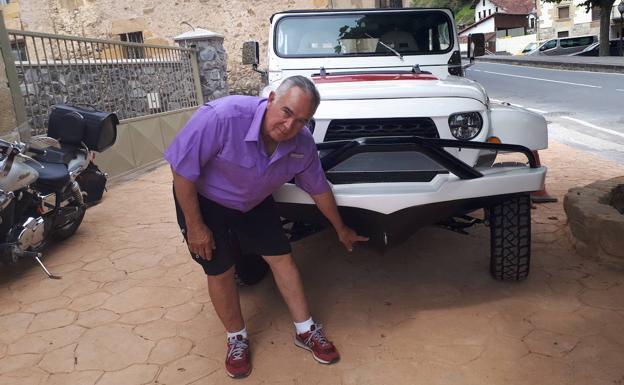 Tomás Urionabarrenetxea con el único coche anfibio de Euskadi.